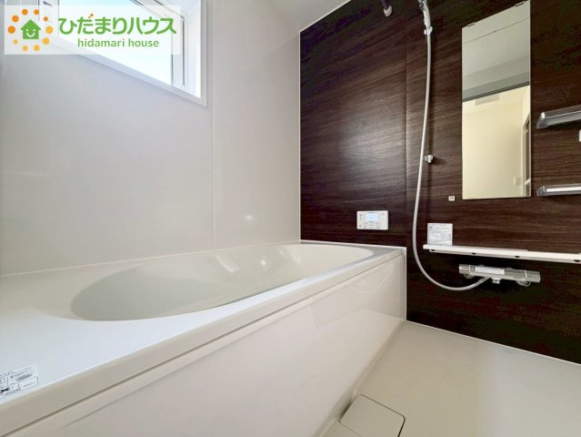 郡山市安積町南長久保二丁目　新築戸建　1号棟の浴室|浴室には窓があり、換気が良好です。リラックスできるバスタイムを楽しむことができ、心地よい空間を提供します。