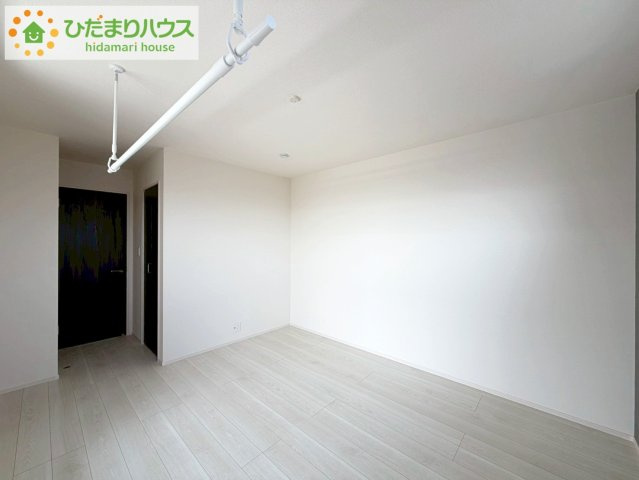 郡山市安積町南長久保二丁目　新築戸建　1号棟の寝室|バルコニーに面していて、たっぷり光りの入る明るい主寝室です！