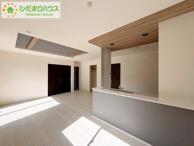 郡山市安積町南長久保二丁目　新築戸建　1号棟の居間・リビング|ホワイトを基調としたLDKは、明るく上品な心地よさを演出してくれます。空間に広がりをもたらし、より一層広く感じさせてくれます。