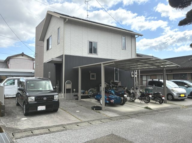 「カーポートつき」香美市土佐山田町宝町2丁目　中古一戸建ての外観|駐車スペースゆったり確保♪カーポート付き☆
