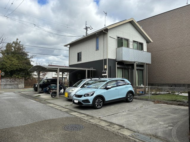 香美市土佐山田町宝町2丁目　中古の居間・リビング|北側と西側　道路で車の出し入れもしやすい環境