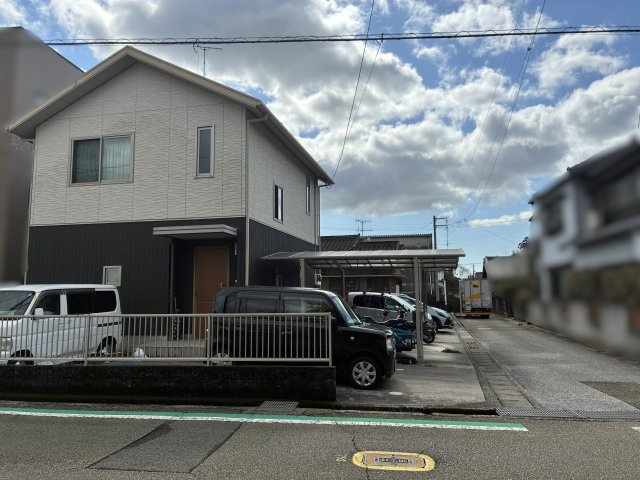 「カーポートつき」香美市土佐山田町宝町2丁目　中古一戸建ての前面道路含む現地写真|北側と西側道路で車の出し入れもしやすい環境♪