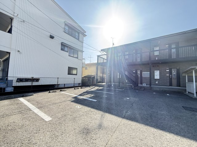 リバーサイド３３の駐車場