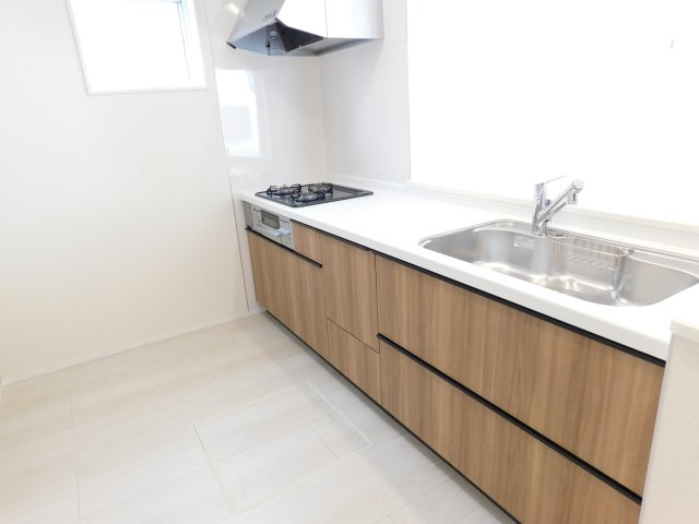 海部郡大治町大字鎌須賀の新築一戸建のキッチン|◇キッチン◇　　人気の対面式・人造大理石カウンター・浄水機能付ハンドシャワー・静音仕様シンク・スローインクローズレール・Ｓｉセンサーコンロ（３口）・床下収納庫