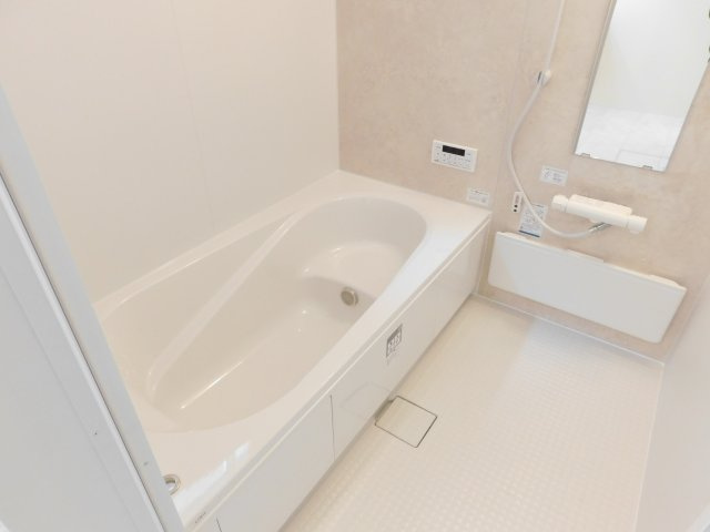 海部郡大治町大字鎌須賀の新築一戸建の浴室|◇浴室◇　　広い１坪サイズ（ＬＩＸＩＬ）・浴室暖房乾燥機・断熱浴槽・エコベンチ浴槽・お手入れ楽々カウンター・キレイサーモフロア・オートバス・バリアフリーバス・追い焚き・浴室窓あり