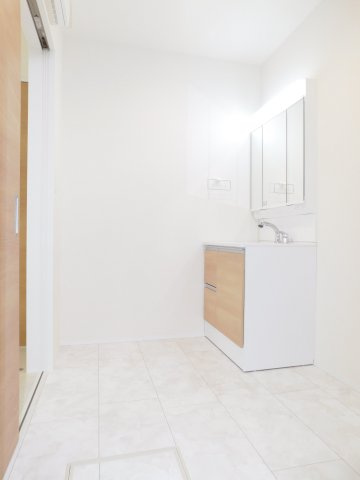 海部郡大治町大字鎌須賀の新築一戸建の独立洗面台|◇洗面室◇　　ゆとりのある洗面室！　三面鏡シャンプードレッサー　くもり止め仕様　