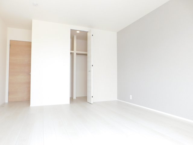 海部郡大治町大字鎌須賀の新築一戸建の洋室|◇２階洋室◇　　明るい洋室８．５帖　ウォークインクローゼット完備！　バルコニー付き♪