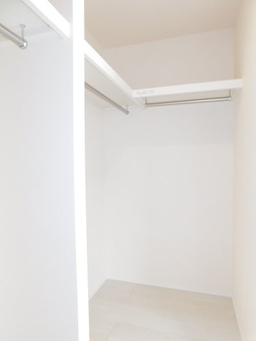 海部郡大治町大字鎌須賀の新築一戸建の収納|◇大型ウォークインクローゼット◇　　家族の洋服や季節の荷物など大容量収納できます♪