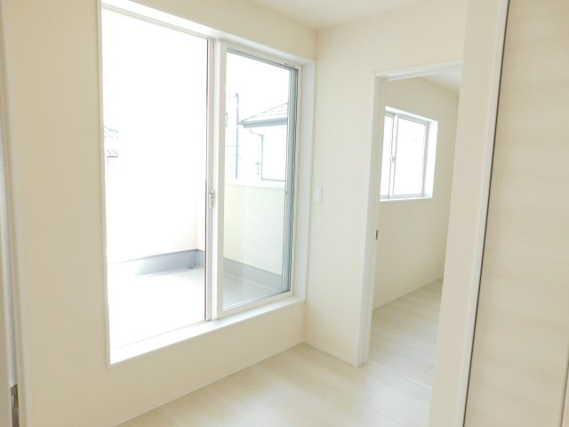 海部郡大治町大字鎌須賀の新築一戸建のその他|◇２階ホール◇　　インナーバルコニーへ出入りできます！　収納２ヵ所完備！