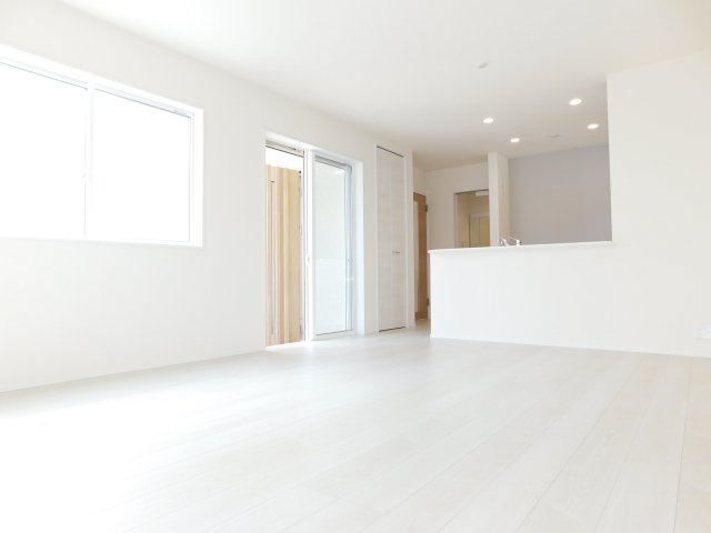 海部郡大治町大字鎌須賀の新築一戸建の居間・リビング|◇リビング◇　　明るいリビング１６．３８帖　キッチン横に収納完備！