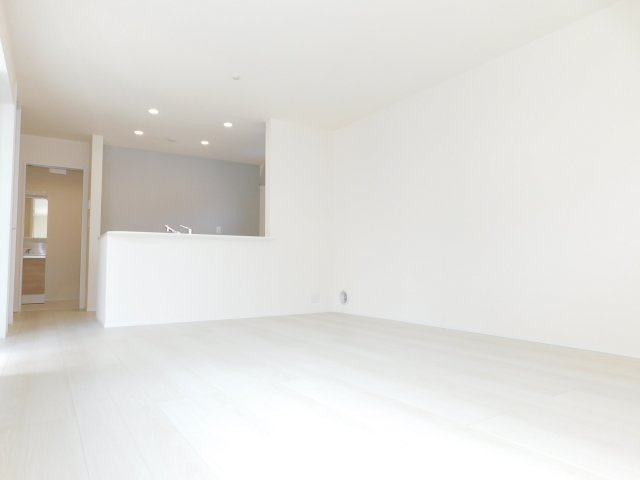 海部郡大治町大字鎌須賀の新築一戸建の居間・リビング|◇リビング◇　　南面で明るいリビング１６．３８帖　子育てに嬉しい対面キッチン♪