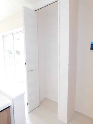 海部郡大治町大字鎌須賀の新築一戸建の収納|◇パントリー◇　　食料品や調理器具などが収納でき、キッチンが広く利用できます！