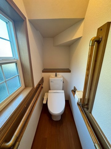 狭山市根岸1丁目中古戸建のトイレ|トイレは温水洗浄機能搭載なので、清潔に気持ち良くお使いいただけます！トイレットペーパーの節約にもなります！暖房便座で寒い日もあたたかです♪
