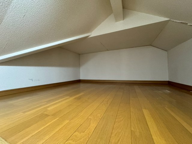 狭山市根岸1丁目中古戸建のその他|

大容量の小屋裏収納があれば、季節家電や思い出の品もスッキリ。居住空間を圧迫せず、お部屋を本来の広さで使えます。落ち着いたトーンの内装は、趣味に没頭する「隠れ家」としても最適なプライベート空間です。