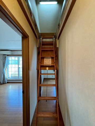 狭山市根岸1丁目中古戸建の内装|季節物や趣味の道具をまとめて収納できる小屋裏スペース。荷物を上に逃がすことで、リビングを常に美しく保てます。自分だけの秘密基地のような、遊び心をくすぐるプラスαの空間です。