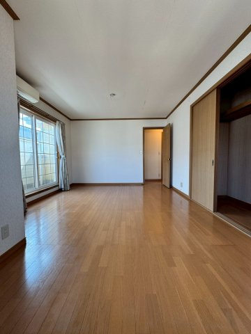 狭山市根岸1丁目中古戸建の洋室|ゆったりとしたプライベート空間として心地よく使える洋室。生活シーンを選ばず、寝室・子ども部屋・趣味スペースなど幅広い用途に対応。毎日がより快適になります
