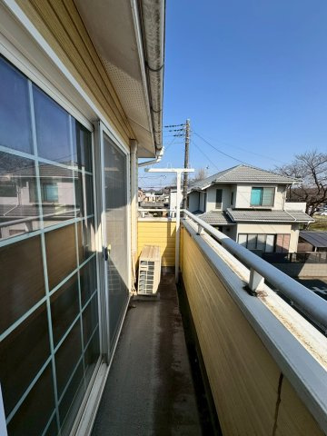 狭山市根岸1丁目中古戸建のバルコニー|太陽の光が射し込むバルコニーは、洗濯物を干すのが楽しくなりますね♪