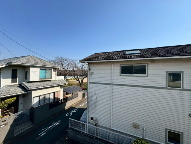 狭山市根岸1丁目中古戸建の前面道路含む現地写真|周囲に高い建物がなくのびやかな眺望が広がる心地よい住環境。窓を開ければ自然の風が通り抜け開放感ある暮らしを楽しめます。
