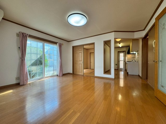 狭山市根岸1丁目中古戸建の居間・リビング|ゆとりあるリビングダイニングは、家族それぞれの過ごし方を受けとめる包容力のある空間。食事、くつろぎ、団らんがスムーズにつながり、生活動線も快適。日常を美しく整えてくれる住まいの中心です。
