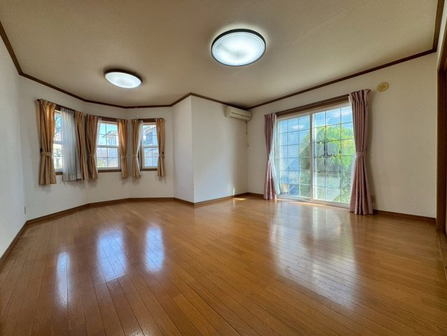 狭山市根岸1丁目中古戸建の居間・リビング|広がりを感じるリビングダイニングは、家族の会話が自然と増えるあたたかな空間。窓辺から差し込む光が室内にやわらかさを添え、季節ごとの変化を楽しめる設計です。暮らすほどに愛着が深まります。
