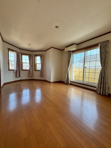 狭山市根岸1丁目中古戸建の洋室|毎日の暮らしを快適に整えてくれる、ほどよい広さの洋室。子ども部屋としても書斎としても使える、汎用性の高い一室です。使うほどに愛着が深まります。
