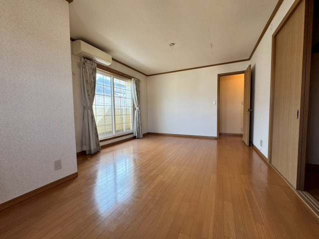 狭山市根岸1丁目中古戸建の洋室|シンプルで使い勝手の良い洋室は、家具の配置がしやすく、理想のインテリアを思いのままに楽しめます。プライベート時間を快適に過ごせる心地よい空間です。
