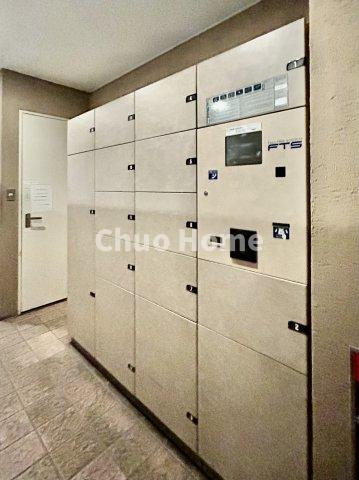 アリアシティの設備|【宅配ボックス】在宅時・不在時に関わらず、居住者の代わりに非対面で宅配物を受け取ってくれる便利な設備です。わかりやすくご説明致しますので見学時にはお部屋だけではなく共用部分もぜひチェックしてください。