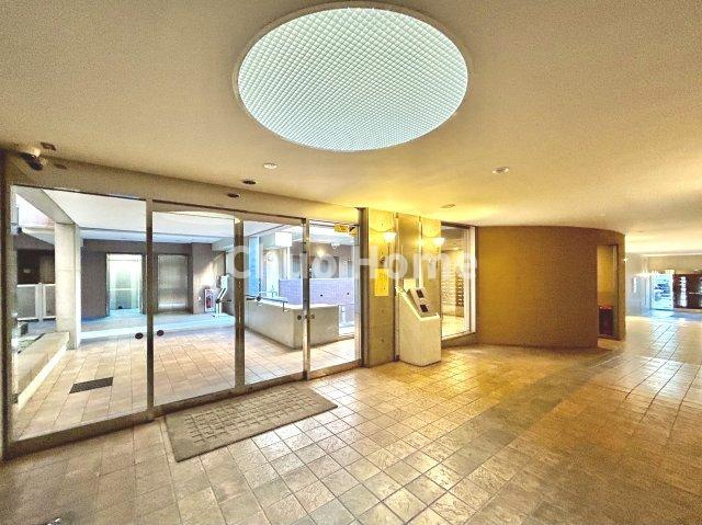 アリアシティの防犯設備|【オートロック】オートロックシステムでセキュリティ充実。当たり前ですが、安全で安心して暮らすのって大事ですよね。お探しのご条件でオートロック付きの物件を探す方も多いですがやはりセキュリティは大事です。