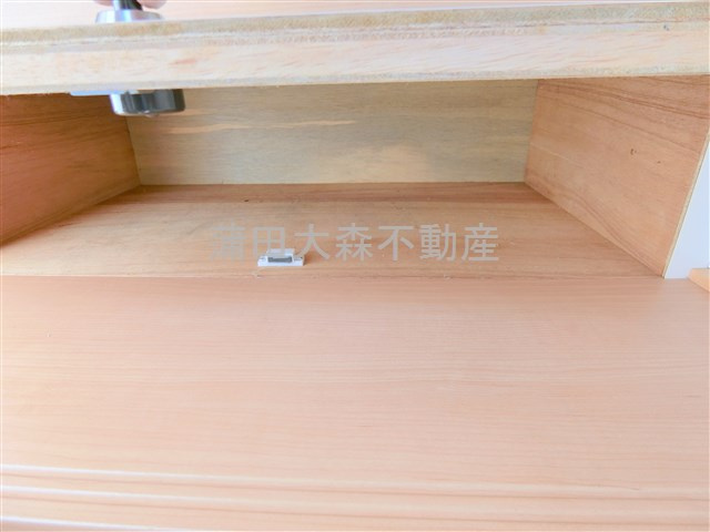 ノイエスト蒲田の収納|階段下にシューズBOXとして利用可能なスペース2段あり！