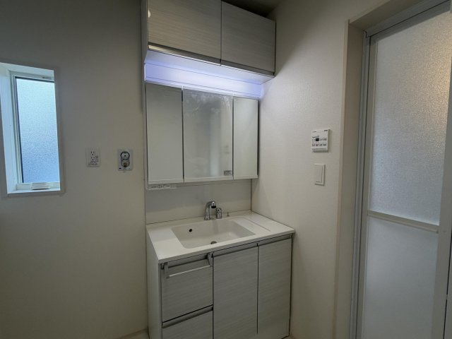 弥富市五明町築留の新築一戸建の独立洗面台|◇洗面台◇　　三面鏡シャンプードレッサー（ワイドサイズ）　吊戸付き　リネン収納完備