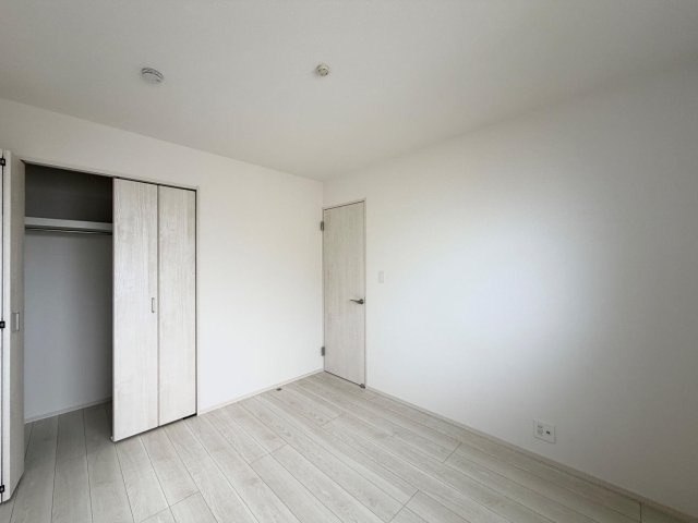 弥富市五明町築留の新築一戸建の洋室|◇洋室◇　　明るい洋室５．２５帖　全居室収納完備！