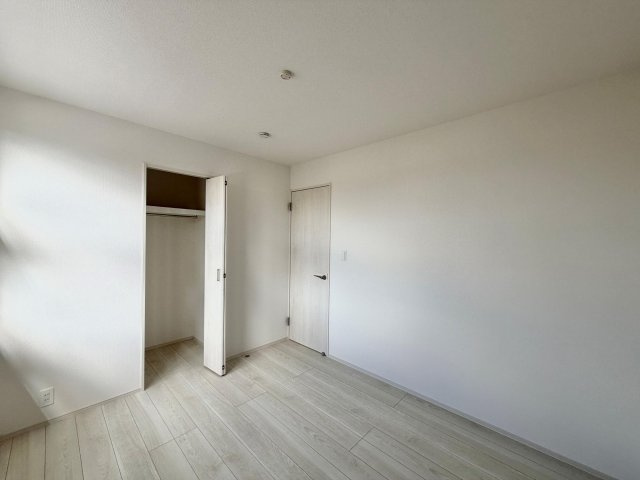 弥富市五明町築留の新築一戸建の洋室|◇洋室◇　　明るい洋室５．２５帖　全居室収納完備！