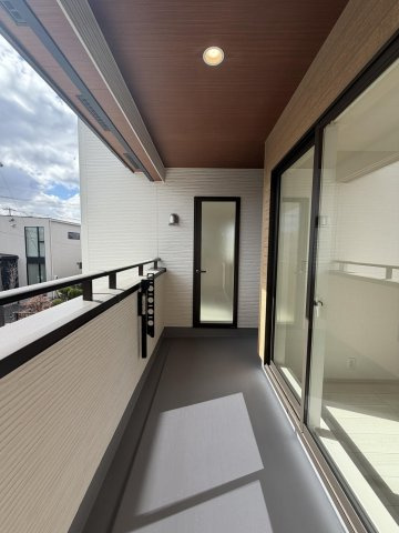 弥富市五明町築留の新築一戸建のバルコニー|◇バルコニー◇　　急な天候の変化でも安心なインナーバルコニー♪　洋室２部屋から出入りできます！
