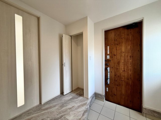 弥富市五明町築留の新築一戸建の玄関|◇玄関◇　　ゆとりのある玄関スペース♪　家族の履物がスッキリと片付く収納完備！