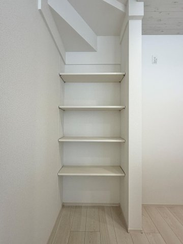 弥富市五明町築留の新築一戸建の収納|◇パントリー◇　　食料品や調理器具、食器などが整理しやすい可動棚のキッチンサイド収納♪