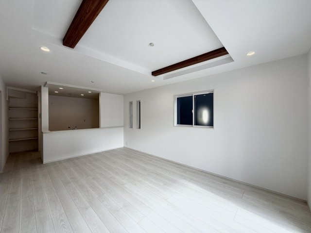 弥富市五明町築留の新築一戸建の居間・リビング|◇リビング◇　　南面で明るいリビング１７．０帖　キッチン横にパントリー完備！