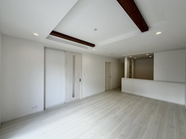 弥富市五明町築留の新築一戸建の居間・リビング|◇リビング◇　　南面で明るいリビング１７．０帖　木目調の化粧梁を配した折上天井の開放感のある空間♪