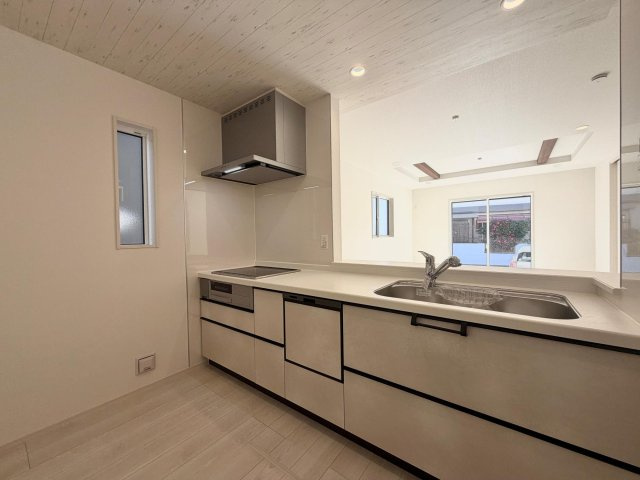 弥富市五明町築留の新築一戸建のキッチン|◇キッチン◇　　人気の対面式・ＩＨコンロ・人工大理石天板システムキッチン・食洗機・浄水機能付ハンドシャワー・静音仕様シンク・薄型換気扇・スローインクローズレール・床下収納庫