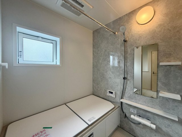 弥富市五明町築留の新築一戸建の浴室|◇浴室◇　　広い１坪サイズ・浴室暖房乾燥機・追い焚き・断熱浴槽・エコベンチ浴槽・キレイサーモフロア・オートバス・バリアフリー・浴室窓あり