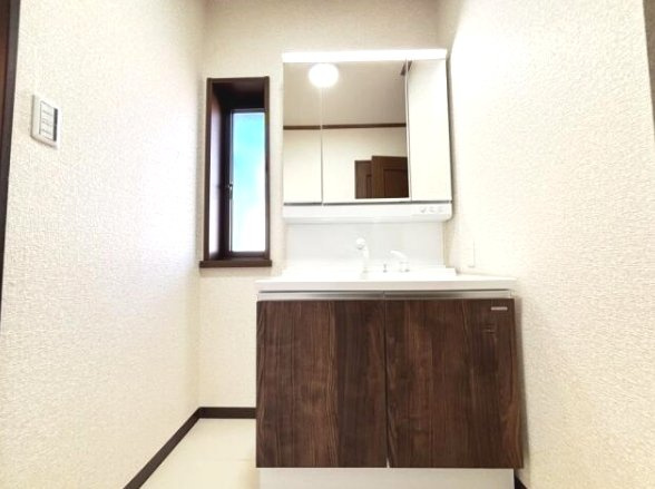 大網白里市みずほ台2　中古戸建の独立洗面台|内外装リフォーム済み令和7年12月 ウッドデッキ付 スーパー主婦の店徒歩約7分都市ガス上下水
