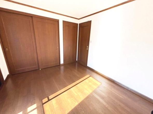 大網白里市みずほ台2　中古戸建の洋室|内外装リフォーム済み令和7年12月 ウッドデッキ付 スーパー主婦の店徒歩約7分都市ガス上下水