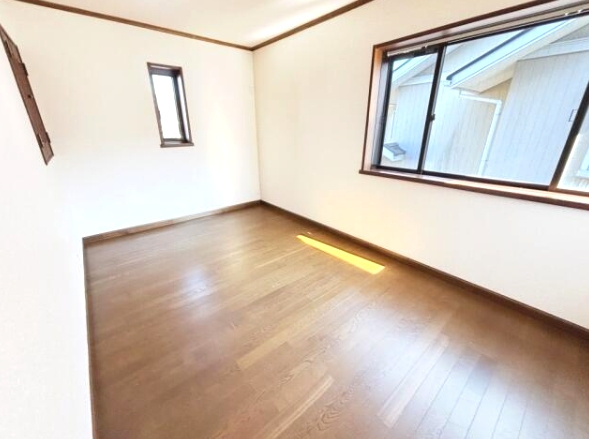 大網白里市みずほ台2　中古戸建の洋室|内外装リフォーム済み令和7年12月 ウッドデッキ付 スーパー主婦の店徒歩約7分都市ガス上下水