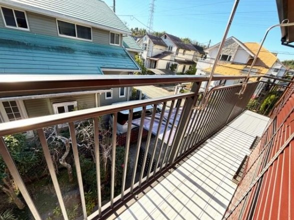 大網白里市みずほ台2　中古戸建のバルコニー|内外装リフォーム済み令和7年12月 ウッドデッキ付 スーパー主婦の店徒歩約7分都市ガス上下水