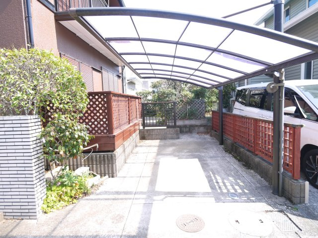 大網白里市みずほ台2　中古戸建の駐車場|内外装リフォーム済み令和7年12月 ウッドデッキ付 スーパー主婦の店徒歩約7分都市ガス上下水