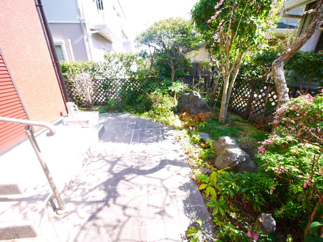 大網白里市みずほ台2　中古戸建の庭|内外装リフォーム済み令和7年12月 ウッドデッキ付 スーパー主婦の店徒歩約7分都市ガス上下水