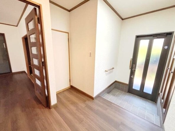 大網白里市みずほ台2　中古戸建の玄関|内外装リフォーム済み令和7年12月 ウッドデッキ付 スーパー主婦の店徒歩約7分都市ガス上下水