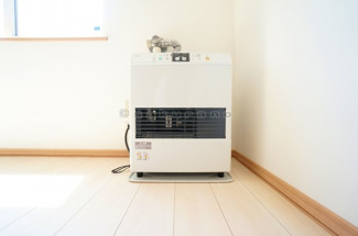 【設備】 | SMD | 北国の強い味方、ストーブが備えております。寒い冬でも安心してあたたかく過ごせます。※写真は同建物・同タイプ。