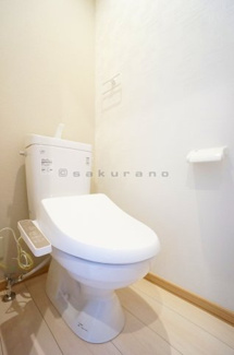【トイレ】 | SMD | バスルーム・トイレは独立設計で快適な毎日が過ごせます。こちらをこだわる方も多いのではないでしょうか。清潔感のある空間です。※写真は同建物・同タイプ。
