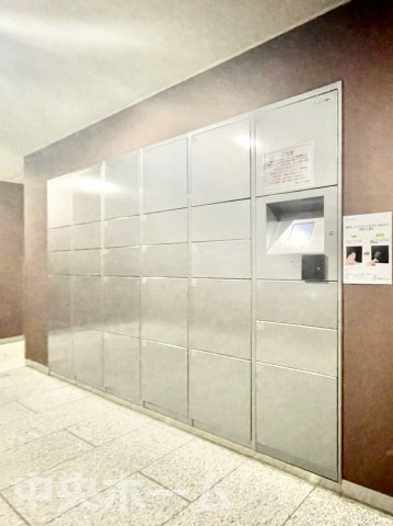 浅草タワーの設備|【宅配ボックス】在宅時・不在時に関わらず、居住者の代わりに非対面で宅配物を受け取ってくれる便利な設備です。わかりやすくご説明致しますので見学時にはお部屋だけではなく共用部分もぜひチェックしてください。