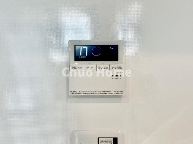 浅草タワーの発電・温水設備|【給湯リモコン】外での一日を忘れさせてくれるオートバス機能でお好みの湯量・温度に調整された浴槽。